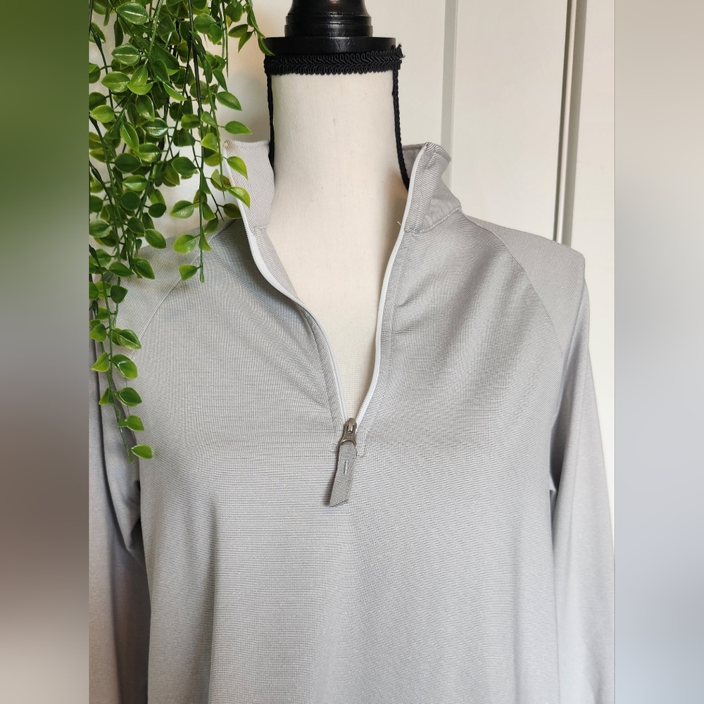 LNWOT Women's grey pullover active jacket, size Medium. By Devon and Jones.
